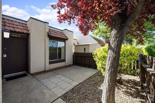 Building Photo - Delightful 1bed/1bath Condo located in the...
