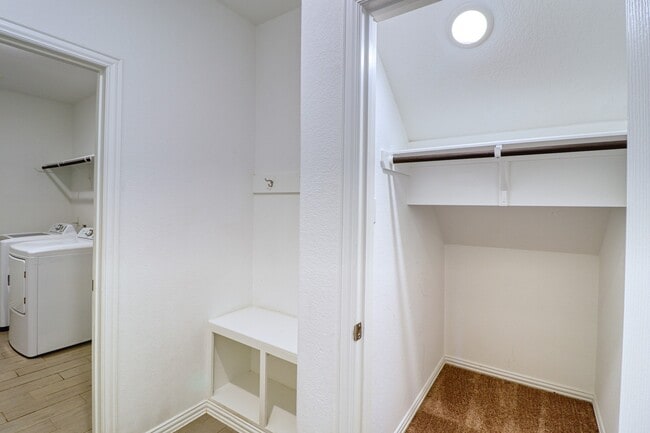 Building Photo - 8106 Royal Palm Ct