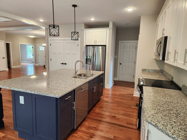 Photo - Chesterfield - 5 Bed 3.5 Bath Newer Modern...
