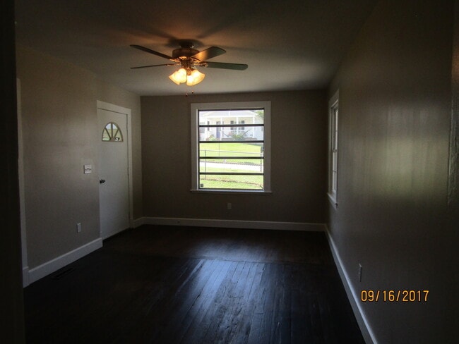 Photo - Alcoa 37701 - 3 bedroom home with bonus room - Call Karen Robertson (865) 454-7626