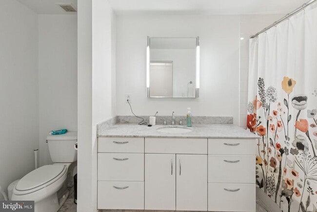 Building Photo - 219 S 18th St Unit 505A