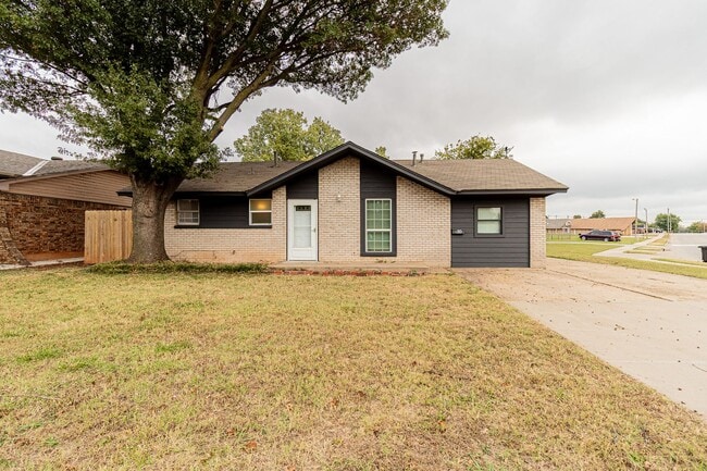 Building Photo - 4?Bed | 2?Bath | 1?Garage + 4 Driveway Spo...