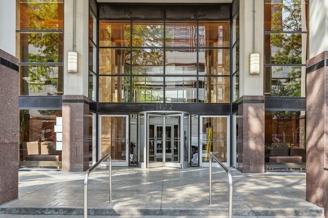 Building Photo - 1122 N Clark St Unit 3103