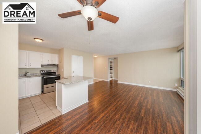 Photo - 155 Front St N