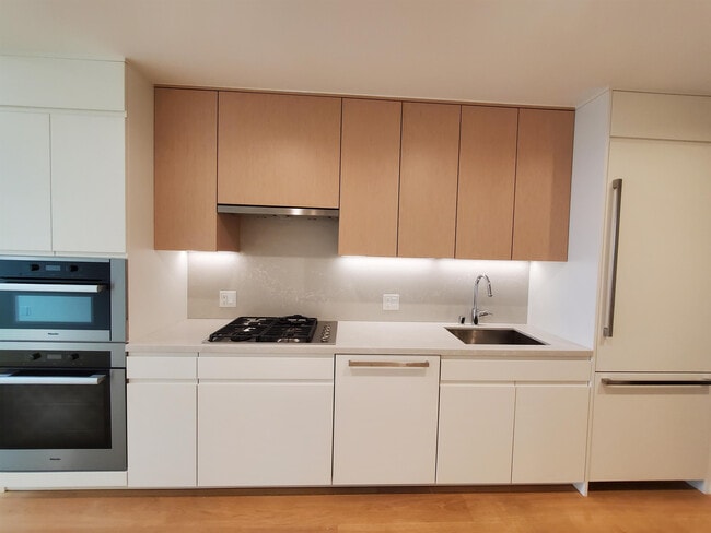 Photo - 877 Francisco St