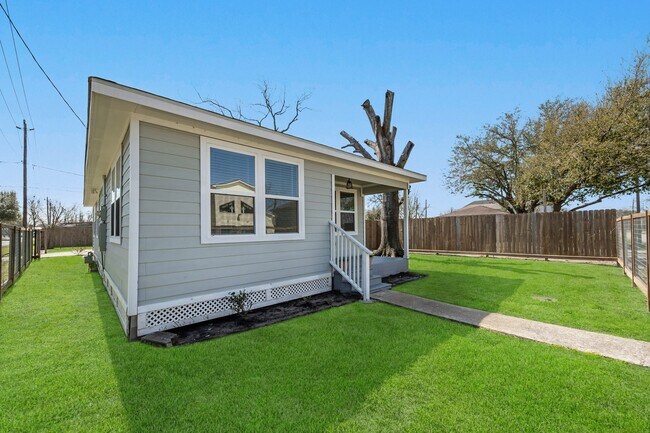 Photo - 632 E 38th St