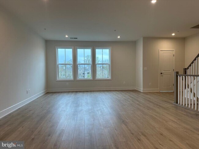 Photo - 43324 Farringdon Sq