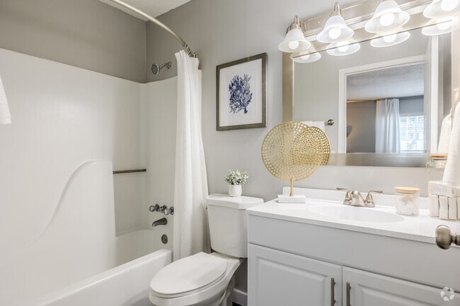 2BR, 2BA - 930SF - Bathroom 1