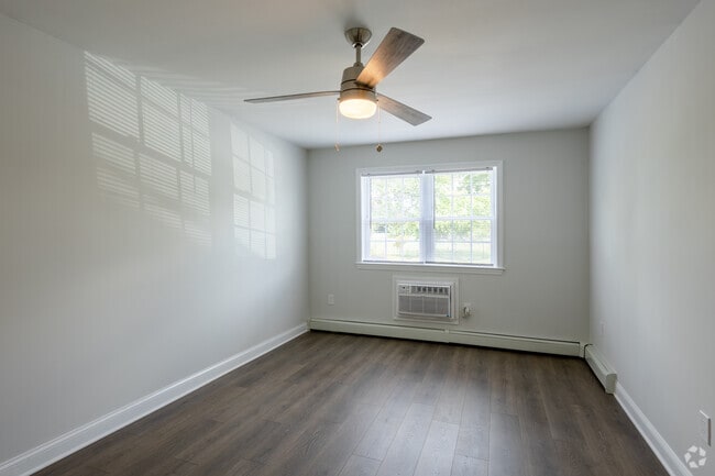 1BR 1BA - 725SF