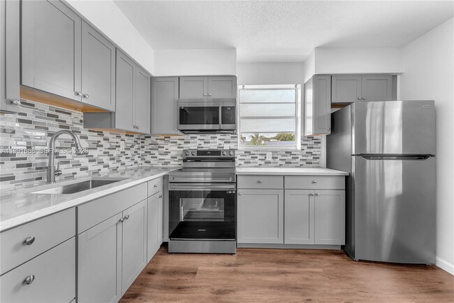 Building Photo - 3750 SW 59th Ave Unit 3