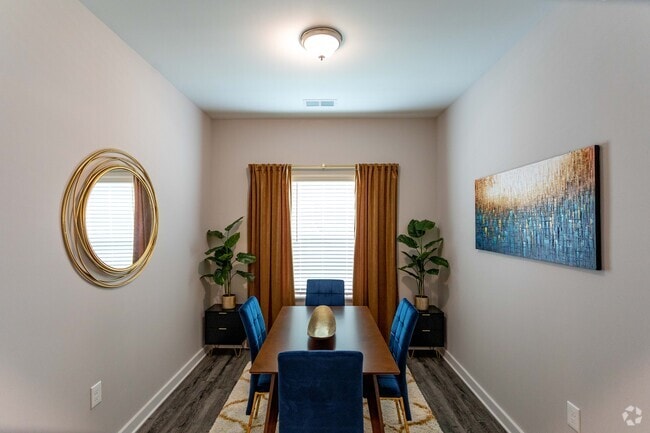 2BR, 2BA - 910SF