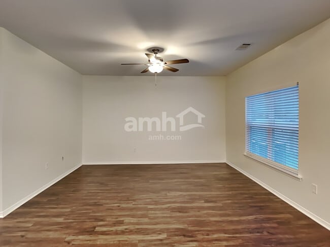 Photo - 215 Waterlemon Way