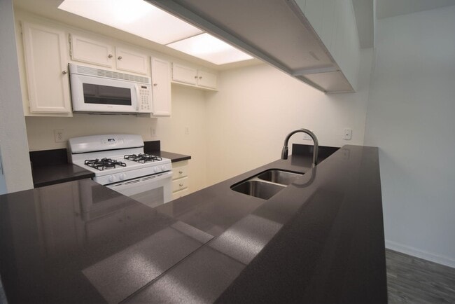 Photo - 12352 Burbank Blvd Unidad 102