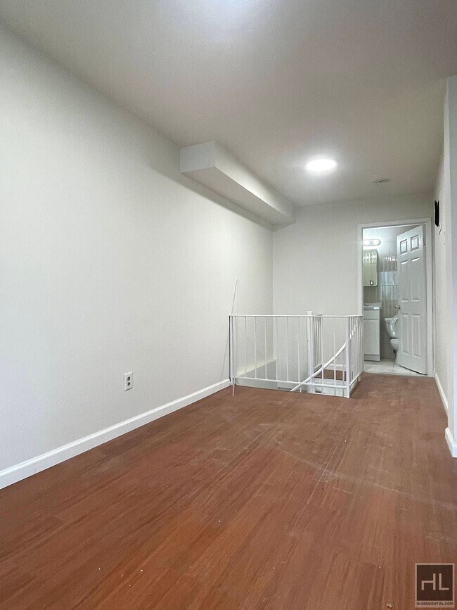 Photo - 2 Bedroom with backyard in Corona Queens Unidad 1R