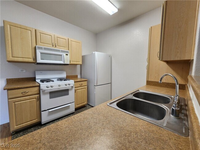 Building Photo - 8250 N Grand Canyon Dr Unit 2171