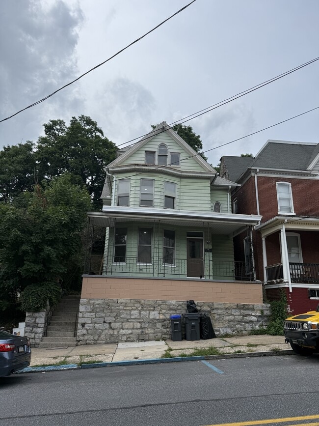 Building Photo - 221 Pine St