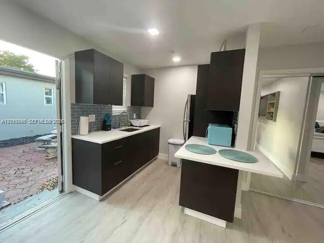1925 Dewey St Unit 1927