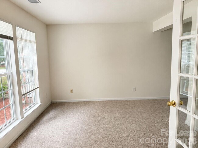 913 Tiger Ln