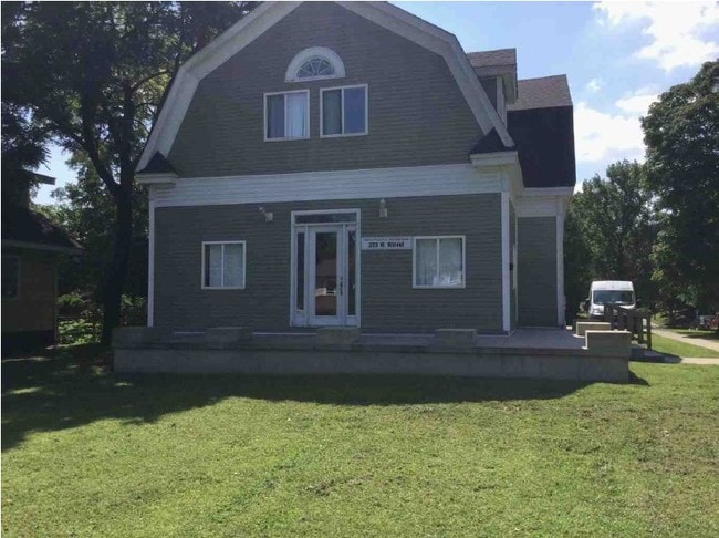 Photo - 323 W Walnut St