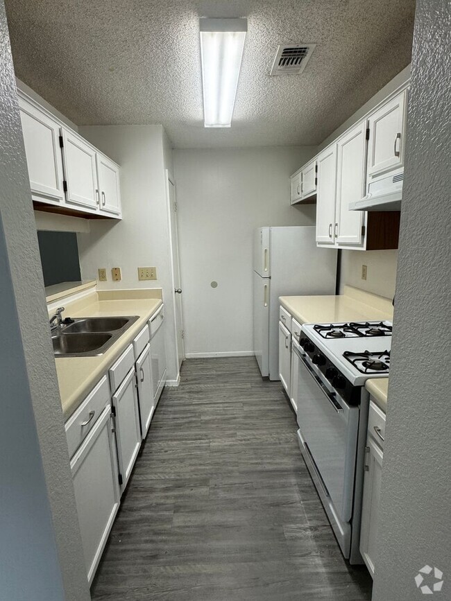 Building Photo - Comfortable & Clean Duplex Unit 709 Rental