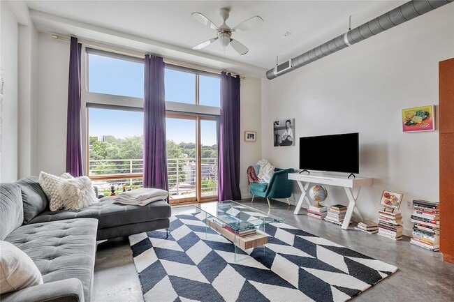Photo - 2124 E 6th St Unidad 305