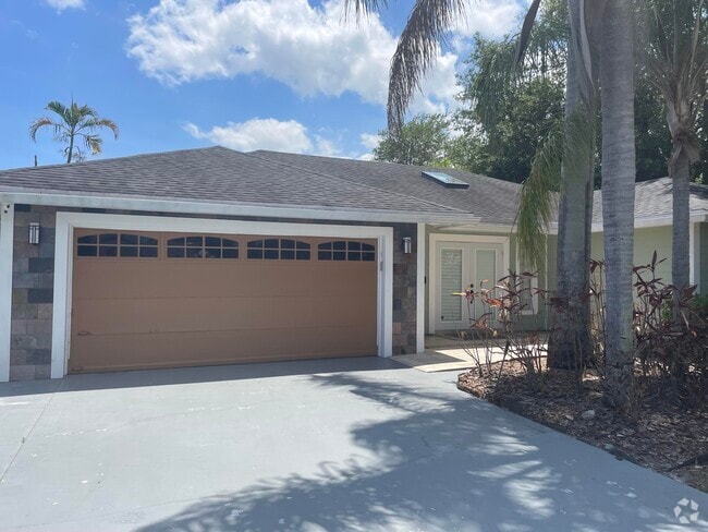 Building Photo - 382 NW 35th Ln Rental