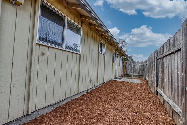 Building Photo - Absolutely the cutest and best updated con... Unit 10 Rental