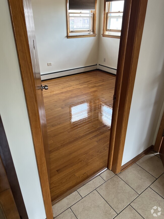 Building Photo - 2725 N 75th Ave Unit 2nd floor Rental