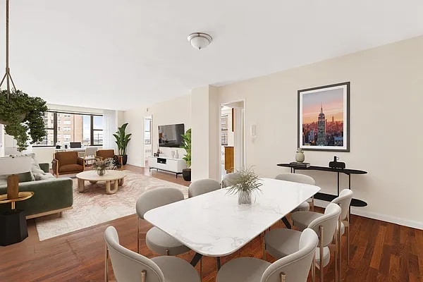Photo - 10740 Queens Blvd
