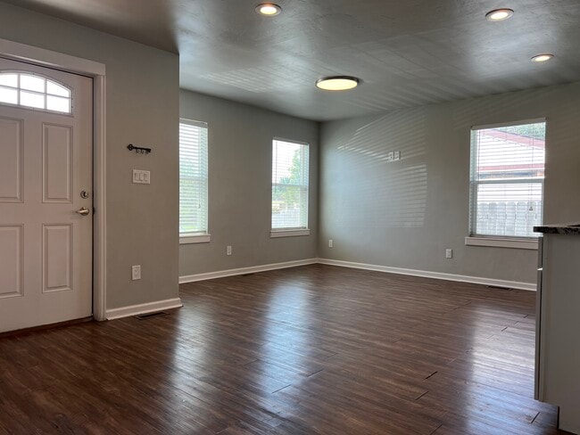 Cocina abierta y sala de estar. - 2106 Mesa Ave