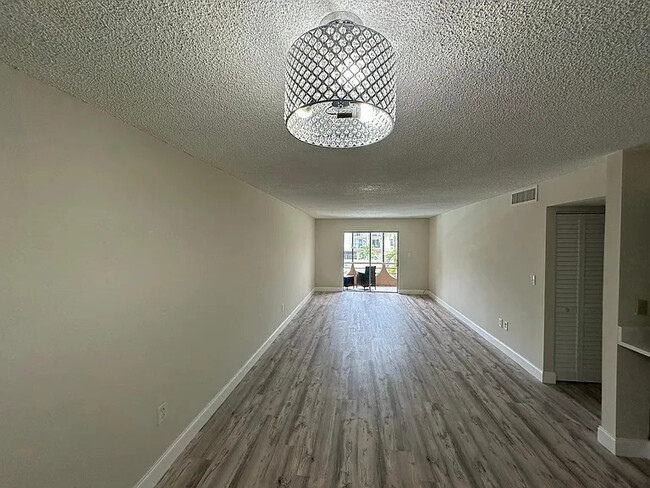 Photo - 4670 W 13th Ln Unidad 212 Rental