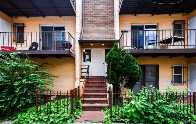 Building Photo - Spacious and Convenient 2-Bedroom Condo in... Unit 201