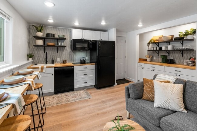 Building Photo - Stylish & Turnkey Furnished 2-BR Daylight ... Rental