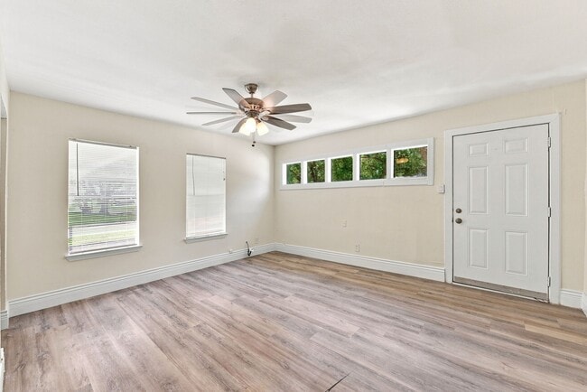 Photo - 1012 W Hart Ave