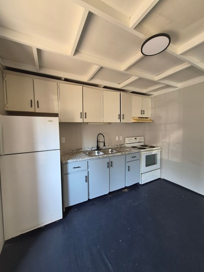 Building Photo - 250 S Poplar St Unit Apt. 7