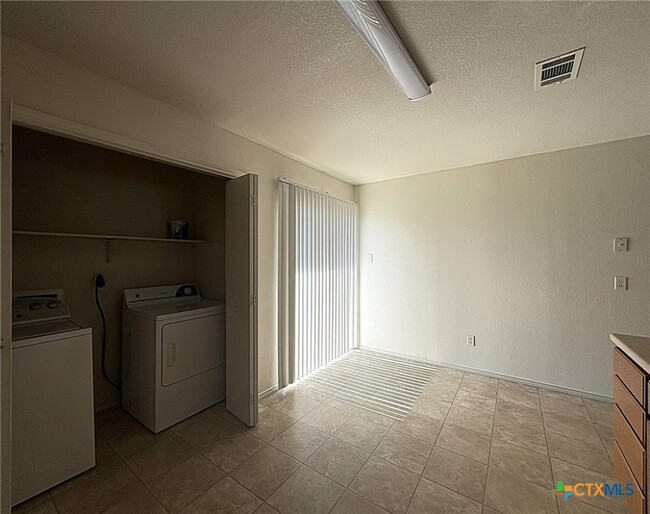Building Photo - 2102 Tahoe Ct Unit D Rental
