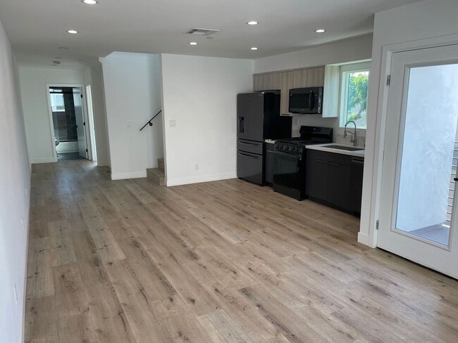 Photo - REST OF NOVEMBER FREE! Spacious 4 Bedroom ... Unidad 1531 Winona Blvd