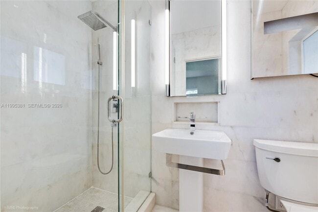 Photo - 6000 Leonardo St