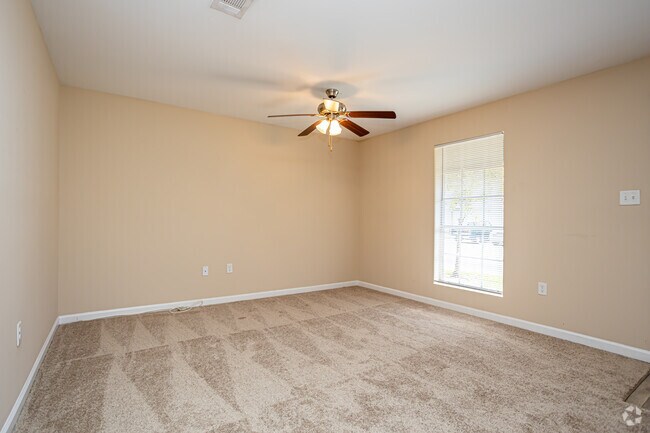 2BR, 2BA Large - 1,050SF