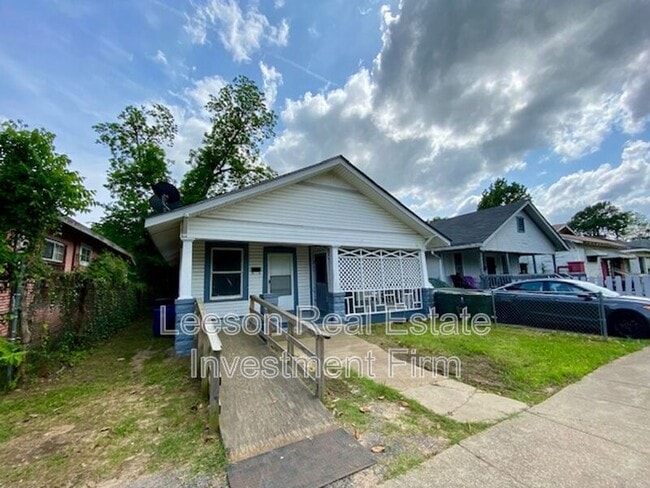 2725 Lillian St
