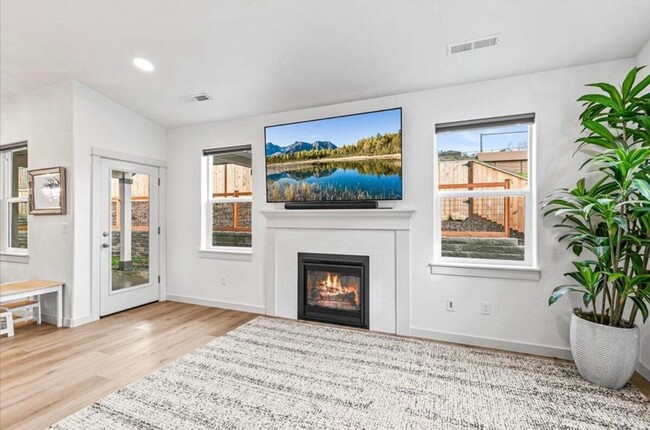 Building Photo - BEAUTIFUL 4 BEDROOM HOME OFF FOOTHILLS - EAST MEDFORD