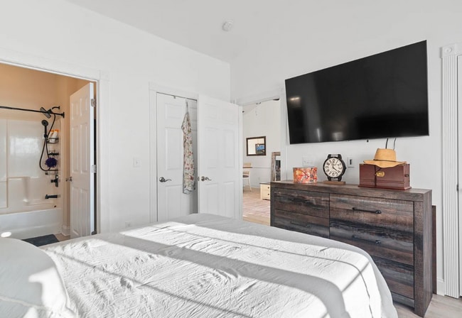 Photo - Stunning Top-Floor 2-Bedroom Retreat with ...