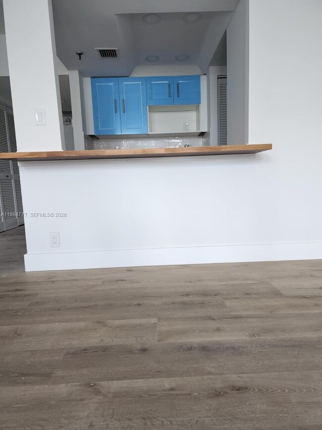 Photo - 520 Brickell Key Dr Unidad A1517