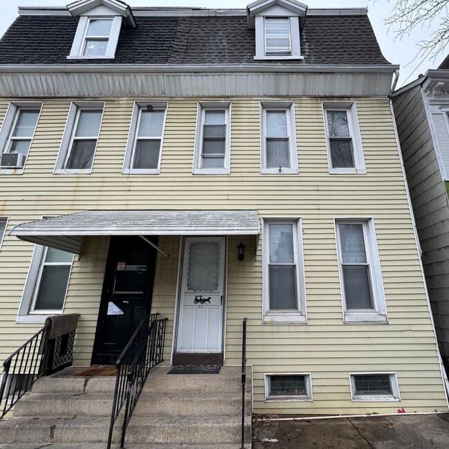 Building Photo - Spacious 3 Bedroom 2nd/3rd Floor Apartment in York City