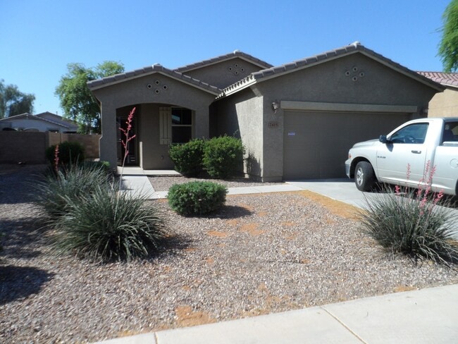 Building Photo - Great 3 Bedroom 2 Bath Home with Pool Serv...
