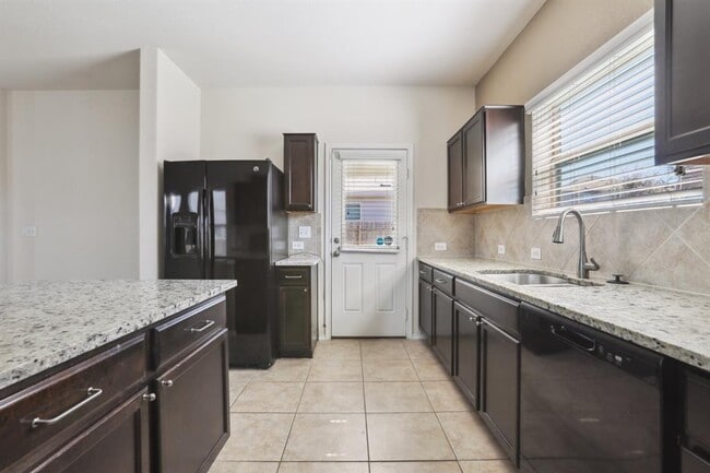 Photo - 5713 Kennedy St