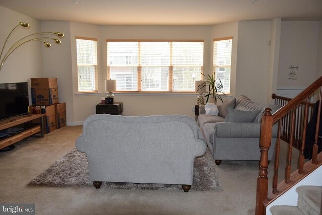 Photo - 390 English Oak Ln