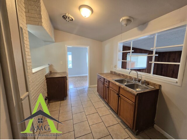 Photo - 2075 Alton St