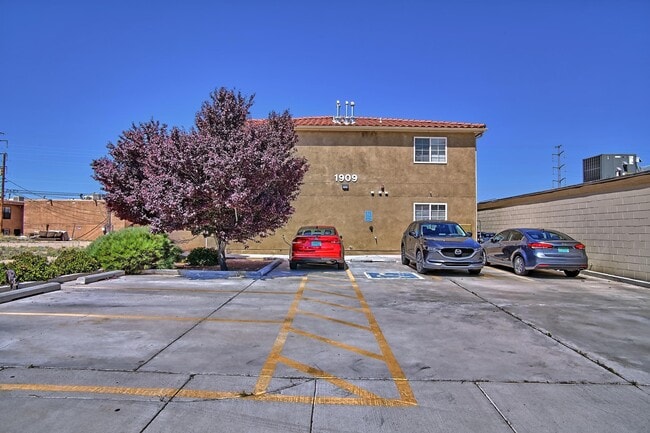 Building Photo - 1909 Wilmoore Dr SE