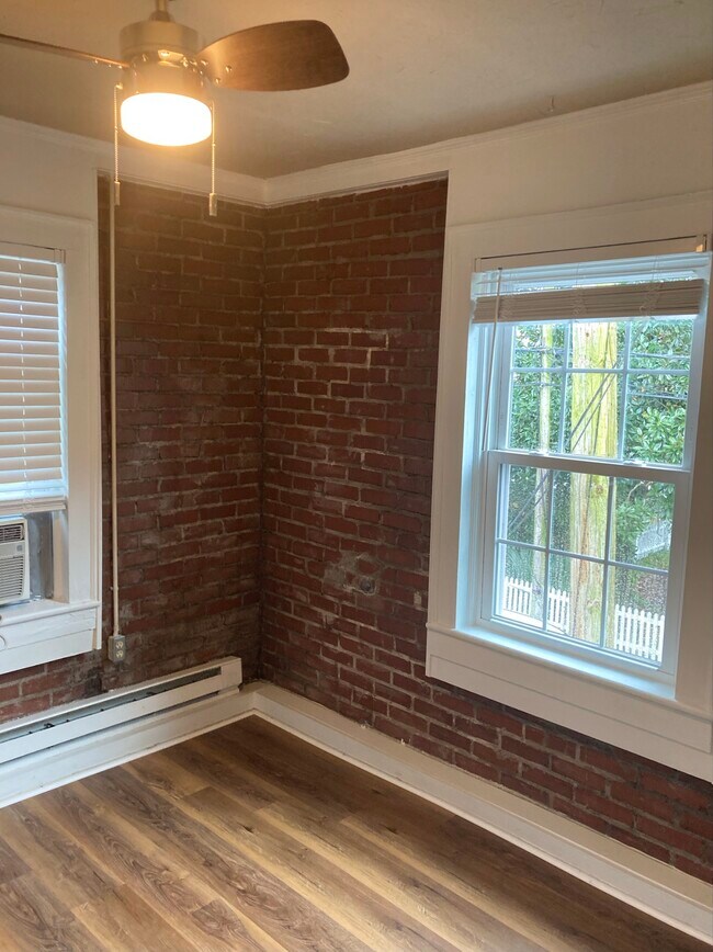 Dinning - 100 E Fearing St Unit 1